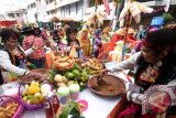 Sejumlah peserta dengan kostum tradisional menyelesaikan pembuatan rujak dalam festival Rujak Uleg 2016 di Kembang Jepun, Surabaya, Jawa Timur, Minggu (29/5). Perhelatan kuliner khas Surabaya yang diikuti sekitar 1.500 peserta tersebut, dalam rangka Hari Jadi Kota Surabaya ke-723 tahun. ANTARA FOTO/M Risyal Hidayat/wdy/16.