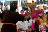 Sepasang orang tua lanjut usia (lansia) membawakan Tari Joged Bumbung dalam peringatan Hari Lansia 2016 di Denpasar, Bali, Minggu (29/5). Kegiatan yang melibatkan ratusan lansia di Kota Denpasar tersebut diisi dengan kegiatan bidang seni budaya untuk memotivasi para lansia agar tetap berkreatifitas dalam mengisi hari tuanya. ANTARA FOTO/Nyoman Budhiana/i018/2016.