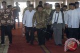 Wapres Jusuf Kalla (ketiga kanan), Wakil Ketua MPR Hidayat Nur Wahid (kanan), dan Pimpinan Pondok Modern Darussalam Gontor KH Hasan Abdullah Sahal (kedua kanan) berjalan bersama menuju ruang acara Kesyukuran 90 Tahun Gontor di Masjid Istiqlal, Jakarta, Sabtu (28/5). Pondok pesantren yang berlokasi di Ponorogo, Jawa Timur, tersebut memasuki usianya yang ke-90 tahun pada 2016 ini. ANTARA FOTO/Widodo S Jusuf