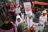 Sejumlah anak-anak melakukan pawai menyambut bulan ramadan saat Car Free Day di sepanjang jalan Doho Kota Kediri, Jawa Timur, Minggu (29/5). Kegiatan yang diselenggarakan oleh Rumah Zakat Indonesia tersebut guna mengajak kaum muslimin menunaikan ibadah puasa dan membayar zakat. Antara Jatim/Prasetia Fauzani/zk/16