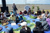 Puluhan warga korban lumpur Lapindo melakukan tasyakuran dalam peringatan 10 Tahun Lumpur Lapindo di Area Tanggul Lumpur Lapindo titik 42 Porong, Sidoarjo, Jawa Timur, Minggu (29/5). Tasyakuran tersebut sebagai bentuk peringatan 10 tahun bencana lumpur lapindo. Antara Jatim/Umarul Faruq/zk/16