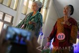 Dua orang lanjut usia (lansia) berjalan di atas panggung saat mengikuti Fashion Show Lansia di Gedung Nasional Indonesia, Kota Kediri, Jawa Timur, Senin (30/5). Kegiatan yang diikuti oleh 92 orang lansia dengan umur peserta paling tua 97 tahun tersebut guna memeperingati Hari Lansia Nasional. Antara Jatim/Prasetia Fauzani/zk/16