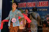 Sejumlah orang lanjut usia (lansia) berjalan di atas panggung saat mengikuti Fashion Show Lansia di Gedung Nasional Indonesia, Kota Kediri, Jawa Timur, Senin (30/5). Kegiatan yang diikuti oleh 92 orang lansia dengan umur peserta paling tua 97 tahun tersebut guna memeperingati Hari Lansia Nasional. Antara Jatim/Prasetia Fauzani/zk/16