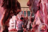 Pedagang membersihkan lemak yang menempel pada daging saat menunggu pembeli di Pasar Tradisional Peunayong Banda Aceh, Senin (30/5). Menteri Perekonomian Darmin Nasution mengatakan pemerintah mengimpor daging sapi sebanyak 10.000 ton untuk kebutuhan menjelang ramnadhan, diharapkan dapat menekan harga daging yang saat ini berkisar antara  Rp120.000 hingga Rp130.000 perkilogram turun menjadi Rp85.000 perkilogram. ANTARA Aceh/Ampelsa/16