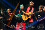 Grup Jazz Patrol membawakan lagu berjudul 'Lir-ilir' dalam Festival Jazz di Lembah Dieng, Malang, Jawa Timur, Minggu (29/5)malam. Dalam penampilannya, grup musik asal Banyuwangi tersebut membawakan tiga lagu dengan memadukan musik etnik tradisional dan jazz. Antara Jatim/Ari Bowo Sucipto/zk/16.