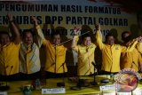 Ketua Umum Partai Golkar Setya Novanto (ketiga kanan) bersama Sekjen Partai Idrus Marham (kedua kanan), Ketua Harian Nurdin Halid (ketiga kiri) bersama tim formatur mengangkat tangan bersama saat pengumuman pengurus Partai Golkar periode 2016-2019 di Jakarta, Senin, (30/5). Kepengurusan Partai Golkar periode 2016-2019 yang dinamakan Akselarasi Kerja tersebut berjumlah 240 orang anggota dengan merangkul seluruh kader termasuk 32,7 persen di antaranya diisi kader wanita dan anak muda. ANTARA FOTO/Teresia May/wdy/16