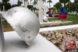 Warga memanjatkan doa di makam anggota keluarganya, saat melakukan ziarah kubur, di Taman Makam Pahlawan Medan, Sumatera Utara, Senin (30/5). Ziarah kubur merupakan salah satu tradisi yang dilakukan umat muslim menjelang bulan suci Ramadan. ANTARA SUMUT/Septianda Perdana/16