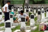 Warga memanjatkan doa di makam anggota keluarganya, saat melakukan ziarah kubur, di Taman Makam Pahlawan Medan, Sumatera Utara, Senin (30/5). Ziarah kubur merupakan salah satu tradisi yang dilakukan umat muslim menjelang bulan suci Ramadan. ANTARA SUMUT/Septianda Perdana/16