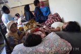 Sejumlah anak-anak korban keracunan makanan menjalani perawatan di Puskesmas Bandar Kedungmulyo, Jombang, Jawa Timur, Senin (30/5). Sebanyak 58 Warga Desa Kayen, Jombang, masih menjalani perawatan di Puskesmas akibat keracunan yang diduga setelah mengkonsumsi makanan di acara santunan anak yatim, pada Sabtu (28/5) lalu. Antara Jatim/Syaiful Arif/zk/16