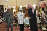 Bupati Banjar H Khalilurrahman menerima secara simbolis Quran Braille Digital (QBD yang diserahkan oleh Syeikh Ali Saleh Mohammad Ali Jaber di ruang induk Masjid Al Karomah Martapura, Minggu (29/5). Sebanyak 250 tuna netra Kabupaten Banjar, Kalimantan Selatan, menerima QBD sebagai upaya nyata memberikan kesempatan yang sama kepada para penyandang tuna netra.(Foto Antaranews Kalsel/Hms/F)