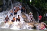 Beberapa warga bermandi ria di Air Terjun Tayak Kecamatan Halong Kabupaten Balangan akhir-akhir ramai di kunjungi masyarakat dan menjadi idola baru destinasi wisata Balangan, Minggu (29/5. Tempat wisata ini berada di desa Urin Kecamatan Halong jaraknya dari Urin kurang lebih tiga kilometer. (Foto Antaranews Kalsel/Fathurrahman)