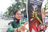 Aktivis kesehatan dari Yayasan Pusaka Indonesia memegang poster ketika menggelar aksi memperingati Hari Tanpa Tembakau Sedunia, di Medan, Sumatera Utara, Selasa (31/5). Mereka menyerukan kepada semua pihak agar menjaga keluarga khususnya anak-anak dari bahaya merokok. ANTARA SUMUT/Irsan Mulyadi/16