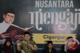 Inisiator Gerakan Nusantara Mengaji Muhaimin Iskandar (kedua kiri) memberikan keterangan pers mengenai terkait pelaksanaan Gerakan Nusantara Mengaji di Pendopo Masjid Al Munawaroh, Jakarta, Jumat (6/5). Gerakan Nusantara Mengaji rencananya akan dilaksanakan 7 - 8 Mei 2016 diikuti oleh 2.089.610 pembaca Alquran, serentak di 67.813 lokasi, 401 Kabupaten/Kota dari 34 Propinsi, untuk keselamatan, keberkahan dan kesejahteraan Bangsa Indonesia. ANTARA FOTO/Reno Esnir/wdy/16.