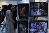 Sejumlah pelajar sekolah menengah pertama dan atas asal Busan, Korea Selatan, mengunjungi pameran foto bertajuk 'Denyut Kehidupan Surabaya' yang diselenggarakan di Museum Surabaya, Selasa(31/5). Didampingi seorang pembimbing, belasan pelajar yang berpakaian seragam sekolah tersebut melihat foto-foto hasil karya peserta lomba dan pewarta foto Antara Biro Jatim. Antara Jatim/Abdullah Rifai/zk/16