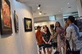 Sejumlah pelajar sekolah menengah pertama dan atas asal Busan, Korea 
Selatan, mengunjungi pameran foto bertajuk 'Denyut Kehidupan Surabaya' 
yang diselenggarakan di Museum Surabaya, Selasa(31/5). Didampingi seorang pembimbing, belasan pelajar yang berpakaian seragam sekolah tersebut melihat foto-foto hasil karya peserta lomba dan pewarta foto Antara Biro Jatim. Antara Jatim/Abdullah Rifai/zk/16