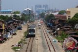 Kereta Api PT Railink melintas disamping jalur ganda (double track) rute Medan-Bandara Kualanamu yang sudah siap di kawasan Mandala Medan, Sumatera Utara, Rabu (1/6). PT Kereta Api Indonesia (KAI) Divisi Regional (Divre) I Sumut mengatakan, pengerjaan rel jalur ganda Medan-Kualanamu sudah mencapai 80 persen dan diprediksi akan beroperasi paling lambat akhir tahun 2016. ANTARA SUMUT/Septianda Perdana/16