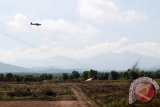 Sebuah Supertucano TNI AU melakukan pengeboman saat digelar latihan Manuver Lapangan Sikatan Daya 2016 di Desa Maluka Baulin Kalimantan Selatan, Rabu (1/6). Latihan tempur TNI AU Sikatan Daya 2016 melibatkan puluhan pesawat dari Koopsau II lepas landas dari Mako Lanud Sjamsudin Noor Banjarmasin tersebut diantaranya  Sukhoi SU 27/30, F16, T50i Golden Eagle, EMB 314 Supertucano, Hercules C130 dan Hellycopter Puma. Antarafoto/Herry Murdy Hermawan