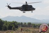 Sebuah Hellycopter Puma TNI AU melakukan evakuasi terhadap korban saat digelar latihan Manuver Lapangan Sikatan Daya 2016 di Desa Maluka Baulin Kalimantan Selatan, Rabu (1/6). Latihan tempur TNI AU Sikatan Daya 2016 melibatkan puluhan pesawat dari Koopsau II lepas landas dari Mako Lanud Sjamsudin Noor Banjarmasin tersebut diantaranya  Sukhoi SU 27/30, F16, T50i Golden Eagle, EMB 314 Supertucano, Hercules C130 dan Hellycopter Puma. Antarafoto/Herry Murdy Hermawan