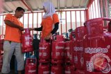 Petugas melayani pembeli Bright Gas 5,5 kg pada penjualan perdana di SPBU Coco Polonia, di Medan, Sumatera Utara, Rabu (1/6). Bright Gas tabung 5,5 kg tersedia di lima SPBU Coco di Medan, dijual seharga Rp335.000 (tabung dan isi) sedangkan isi ulang Rp65.000. ANTARA SUMUT/Irsan Mulyadi/16