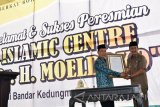 Mantan Panglima TNI Jenderal Moeldoko (kiri) menyerahkan secara simbolis pengelolaan Islamic Centre H Moeldoko kepada Bupati Jombang, Nyono Suharli Wihandoko (kanan) di Desa Kayen, Bandar Kedungmulyo, Jombang, Jawa Timur, Rabu (1/6). Masjid H Moeldoko yang dibagun di atas lahan 6.685 meter pesegi, itu juga difungsikan sebagai pusat kegiatan keislaman atau Islamic Centre serta pesantren, dengan adanya Islamic Centre tersebut diharapkan dapat menjadi pengingat bagi warga untuk selalu meningkatkan keimanan. Antara jatim/Syaiful Arif/zk/16