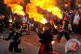 Seniman Kota Batu membawakan kesenian Bantengan dalam parade budaya yaitu rangkaian Musyawarah Komisariat Wilayah Asosiasi Pemerintah Kota Seluruh Indonesia (Apeksi) Wilayah IV tahun 2016 di Sanur, Bali, Kamis (2/6). Kegiatan tiga hari tersebut dihadiri lebih dari 400 peserta dari 12 pemerintah kota di Indonesia untuk membahas berbagai rekomendasi terkait otonomi daerah dalam mempercepat pembangunan. ANTARA FOTO/Nyoman Budhiana/i018/2016.