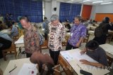 Menteri Riset, Teknologi dan Pendidikan Tinggi (menristekdikti) M Nasir (kiri) didampingi Ketua Panitia SBMPTN 2016 Rochmat Wahab (kedua kiri) serta Rektor Institut Teknoligi Sepuluh Nopember (ITS) Joni Hermana (ketiga kiri) meninjau pelaksanaan ujian keterampilan seni rupa dan desain di ITS Surabaya, Jawa Timur, Rabu (1/6). Ujian keterampilan seni rupa dan desain dari jalur Seleksi Bersama Masuk Perguruan Tinggi Negeri (SBMPTN) tersebut diikuti oleh 778 peserta. Antara Jatim/Moch Asim/zk/16