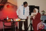 Ketua Dewan Pembina Dompet Dhuafa Parni Hadi (kiri) ketika sedang memberikan pelatihan menulis usai peluncuran =Gerakan Perempuan Menulis= kerja sama Dompet Dhuafa, Konggres Wanita Indonesia (Kowani), dan LKBN Antyara (LPJA), di Jakarta. (ANTARA FOTO/M.Tohamaksun & Linna Susanti/Dok).