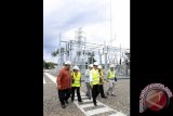 Presiden Joko Widodo (depan) didampingi Menteri BUMN Rini Soemarmo (kedua kiri) dan Dirut PLN Sofyan Basyir (kiri) berjalan bersama di lokasi Pembangkit Listrik Tenaga Gas (PLTG) Paguat, Kabupaten Pohuwato, Gorontalo, Jumat (3/6). Presiden Joko Widodo meresmikan PLTG Paguat berkapasitas 100 MW yang merupakan pembangkit listrik pertama yang beroperasi dari program pembangunan pembangkit listrik 35ribu MW. (ANTARA FOTO/Adiwinata Solihin)