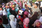 Warga dari berbagai desa di Aceh antre untuk mendapatkan bantuan uang 