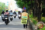 Indra Azwan, warga Kelurahan Puwantoro, Kecamatan Blimbing, Malang, Jatim, melakukan aksi jalan kaki ketika melintas di Pontianak, Kalbar, Jumat (3/6). Indra Azwan (57) tiba di Kota Pontianak yang menjadi kota ke-17 yang dikunjunginya saat melakukan aksi jalan kaki untuk menjelajahi nusantara, dalam rangka mencari keadilan atas kasus tabrak lari yang dilakukan oknum anggota kepolisian hingga mengakibatkan anaknya tewas pada 1993. Indra mengaku tidak akan berhenti berjalan kaki sampai dipanggil untuk bertemu Presiden Jokowi atau meninggal diperjalanan. ANTARA FOTO/Jessica Helena Wuysang/16
