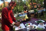 Juru masak menyiapkan menu buka puasa yang akan dihidangkan saat bulan Ramadan di hotel Ubud, Malang, Jawa Timur, Jumat (3/6).  Sejumlah hotel di kawasan tersebut mulai menyiapkan menu buka puasa sekaligus mengenalkan kuliner nusantara untuk menarik pengunjung saat bulan Ramadan. Antara Jatim/Ari Bowo Sucipto/zk/16.