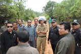 PPTK Jalan Binjai Beni S menjelaskan kondisi jalan Simba dengan Komisi B DPRD Sintang (Foto Tantra Nur Andi)