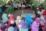 Sejumlah santri membaca bacaan tahlil di depan pusara makam tokoh/pemuka agama di Trenggalek, Jawa Timur, Jumat (3/6). Tradisi ziarah makam/kubur rutin digelar umat muslim setiap menjelang ibadah di Bulan Suci Ramadan untuk mendoakan arwah kerabat atau sanak saudara yang sudah meninggal. Antara Jatim/Destyan Sujarwoko/zk/16