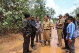 Komisi B DPRD Kabupaten Sintang bersama Camat Binjai Kusnidar di jalan Simba yang masih tergenang (Foto Tantra Nur Andi)