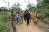 Komisi B DPRD Kabupaten Sintang didampingi Camatn Binjai dan Kades Simba Jaya menuju jalan alternatif (Fto Tantra Nur Andi)