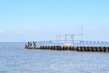 Sejumlah pengunjung bermain dengan ombak di Pantai Batu Malang, Bangkalan, Madura (4/6). Adanya Jembatan Suramadu, diharapkan dapat memajukan potensi wisata lokal dan perekonomian warga Bangkalan. Antara Jatim/Abdullah Rifai/zk/16