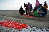 Sejumlah warga korban lumpur Lapindo memanjatkan doa untuk keluarga mereka yang telah wafat di tanggul titik 21 Porong, Sidoarjo, Jawa Timur, Minggu (5/6). Warga korban lumpur Lapindo menyambut Ramadan dengan melakukan ziarah untuk mendoakan keluarga dan kerabat yang makamnya telah tenggelam oleh lumpur. Antara Jatim/Umarul Faruq/zk/16