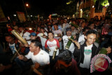 Sejumlah warga ketrika melakukan konvoi sambil memukul kentongan dan alat musik lainnya saat tradisi Toki (ketuk) sahur di Lapangan Taruna, Kota Gorontalo. Toki (ketuk) sahur adalah tradisi masyarakat Gorontalo untuk membangunkan warga muslim yang berpuasa agar bangun sahur selama bulan Ramadan. (ANTARA FOTO/Adiwinata Solihin).