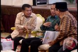 Presiden Joko Widodo (tengah) berbincang dengan Wakil Presiden Jusuf Kalla (kiri) dan Ketua BKP Harry Azhar Aziz (kanan) disela penyampaian Laporan Hasil Pemeriksaan Atas Laporan Keuangan Pemerintah Pusat (LHP LKPP) Tahun 2015 di Istana Negara, Jakarta, Senin (6/6). ANTARA FOTO/Setpres/Cahyo/wdy/16.