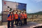 Corporate Social Responsibility & Security Division (CSRS) Manager
Indocement Sahat Panggabean (paling kiri) bersama jajaran manajemen
pada peringatan Hari Lingkungan Hidup se-Dunia 2016.  (FOTO ANTARA/Humas Indocement/16).