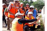 Direktur SDM Indocement Kuky Permana (kaca mata putih) bersama Ketua Serikat Pekerja Indocement Teguh Widodo (mengecat) mengikuti aksi bersih-bersih masjid menjelang tibanya Ramadhan 1437-H. (FOTO ANTARA/Humas Indocement/16).