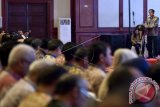 Presiden Joko Widodo (kanan) menyampaikan arahan dalam rapat kerja pemerintah dengan seluruh eselon I dan II Kementerian/Lembaga di Kementerian Keuangan, Jakarta, Selasa (7/6). Dalam arahannya, Presiden meminta seluruh pejabat pemerintah fokus pada peningkatan kinerja dan efisiensi anggaran. ANTARA FOTO/Puspa Perwitasari/wdy/16.