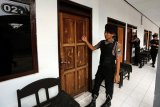 Petugas memeriksa kamar disalah satu hotel kelas melati saat melakukan razia pekat (penyakit masyarakat) di Kota Blitar, Jawa Timur, Senin (6/6). Selain bertujuan untuk mencegah perilaku asusila, razia terhadap pasangan mesum di beberapa hotel yang dilakukan aparat gabungan dari Satpol PP dan Polisi tersebut, juga untuk menegakkan perda tentang aturan operasional hotel, cafe, dan tempat karaoke selama bulan Ramadhan. Antara Jatim/Irfan Anshori/zk/16