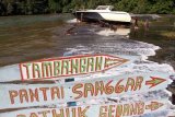 Wisatawan berjalan di dekat kapal boat yang terhempas gelombang air pasang yang di pesisir Pantai Sine, Tulungagung, Jawa Timur, Senin (6/6). Fenomena gelombang air pasang selama beberapa pekan terakhir selain berdampak merusak di kawasan pesisir juga menjadi pemandangan yang banyak diburu wisatawan. Antara Jatim/Destyan Sujarwoko/zk/16