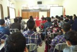 Legislator asal Kalimantan Barat Micheal Jeno sedang memberikan sosialisasi empat pilar kebangsaan kepada seluruh mahasiswa di Pontianak (Foto Dedi)