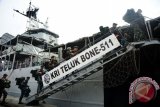 Sejumlah prajurit Batalyon Infanteri 641/Raider menaiki tangga KRI Teluk Bone-511 saat berangkat dari Pelabuhan Dwikora, Pontianak, Kalbar, Rabu (8/6). Sebanyak 300 prajurit Yonif 641/Raider dari Kodam XII/Tanjungpura akan bertugas di 21 pos pengamanan perbatasan Indonesia-Timor Leste di sepanjang wilayah Nusa Tenggara Timur, guna menjaga kedaulatan dan keutuhan NKRI. ANTARA FOTO/Jessica Helena Wuysang/16