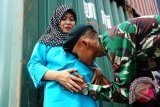 Prajurit Batalyon Infanteri 641/Raider, Pratu Heriantono mencium perut istrinya, Aprilia yang sedang mengandung, sesaat sebelum berangkat dari Pelabuhan Dwikora, Pontianak, Kalbar, Rabu (8/6). Sebanyak 300 prajurit Yonif 641/Raider dari Kodam XII/Tanjungpura akan bertugas di 21 pos pengamanan perbatasan Indonesia-Timor Leste di sepanjang wilayah Nusa Tenggara Timur, guna menjaga kedaulatan dan keutuhan NKRI. ANTARA FOTO/Jessica Helena Wuysang/16