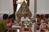 Presiden Joko Widodo (tengah) didampingi Menteri Pemberdayaan Perempuan dan Perlindungan Anak Yohana Susana Yembise (ketiga kanan), Menteri Sosial Khofifah Indar Parawansa (kedua kanan) dan Mensesneg Pratikno (kanan) saat menerima Pengurus Komisi Nasional Anti Kekerasan Terhadap Perempuan (Komnas Perempuan) di Istana Merdeka, Jakarta, Rabu (8/6). Pertemuan tersebut membahas draft Rancangan Undang-Undang tentang Penghapusan Kekerasan Seksual setelah diputuskan masuk Prolegnas Prioritas di DPR. ANTARA FOTO/Puspa Perwitasari/wdy/16.