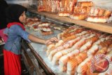 Pekerja mengisi roti tawar ke dalam kemasan di Desa Kampung Aceh, Kecamatan Idi Rayeuk, Aceh Timur, Aceh, Rabu (8/6). Pengusaha roti mengaku, produksi roti tawar meningkat hingga 90 persen dari sebelumnya disebabkan tingginya permintaan roti selama bulan Ramadan yang dijual Rp5.000 sampai Rp10.000 per kemasan roti. ANTARA FOTO/Syifa Yulinnas/foc/16.