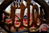Warga melakukan Tadarus dengan membaca Alquran di Masjid Jami' Kota Lhokseumawe, Provinsi Aceh, Selasa (7/6) dini hari. Pada bulan Ramadhan umat muslim memanfaatkan waktu siang dan malam hari dengan memperbanyak ibadah membaca Alquran dan melaksanakan salat sunah amalan tambahan, sebagai sarana introspeksi diri mendekatkan diri serta memohon ampunan dari Allah SWT. ANTARA FOTO/Rahmad/ama/16